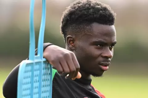 تقارير: أرسنال يخطط لتمديد عقد بوكايو ساكا